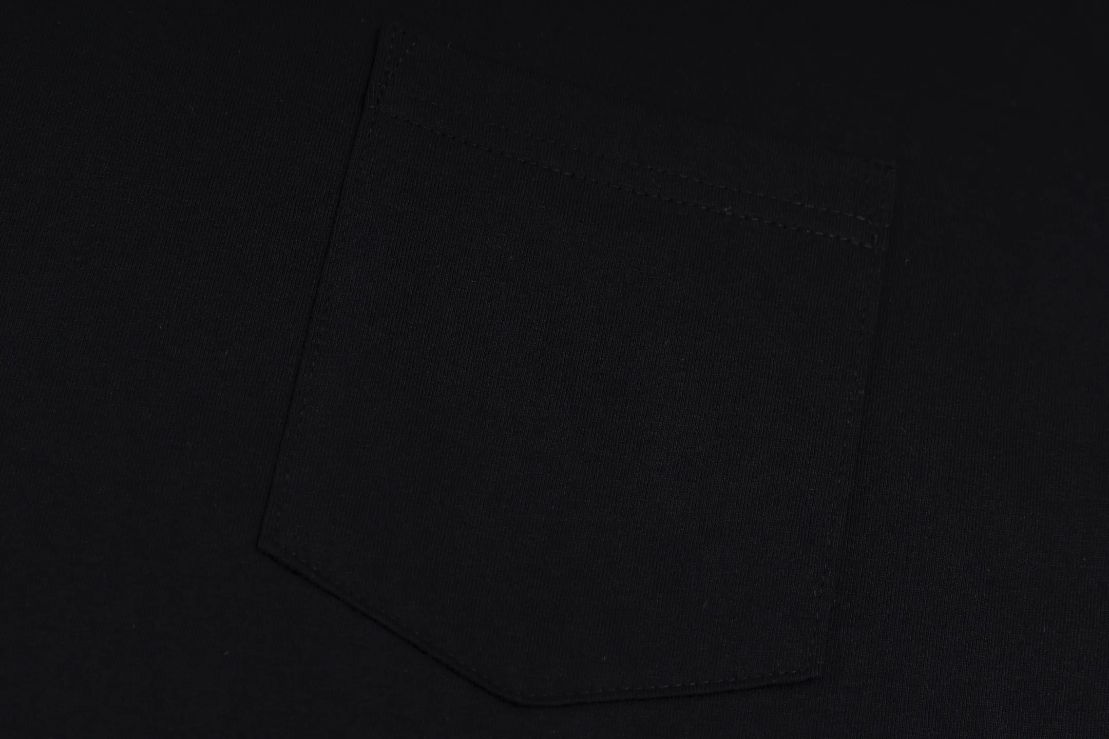 🅿️320 [Exclusive supply] CH Crow Heart Neck Sanskrit Long Sleeve (Black) The fabric is lightly brushed cotton 180g fabric. The upper body is super skin-friendly and soft. The original main label wash mark, silver thread anti-counterfeiting laser, purchased the original version to develop 1:1 restoration, glue printing is consistent with the original version. They are all black and cyan (green light), not the ordinary black fake version in the market. The collar thread is also dyed in the same vat. Size:S/M/L
